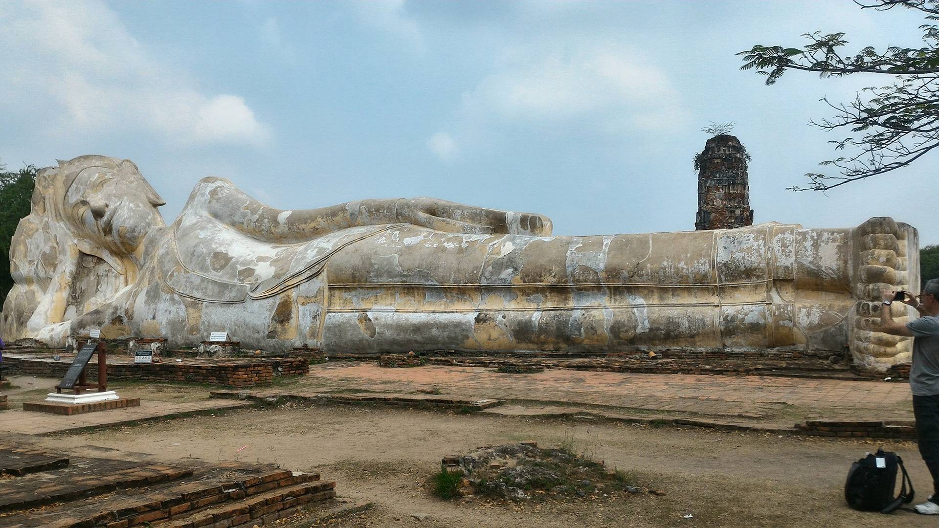 buddha sdraiato ad ayutthaya in thailandia